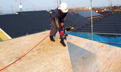 屋根張り作業。エアダスタ使用